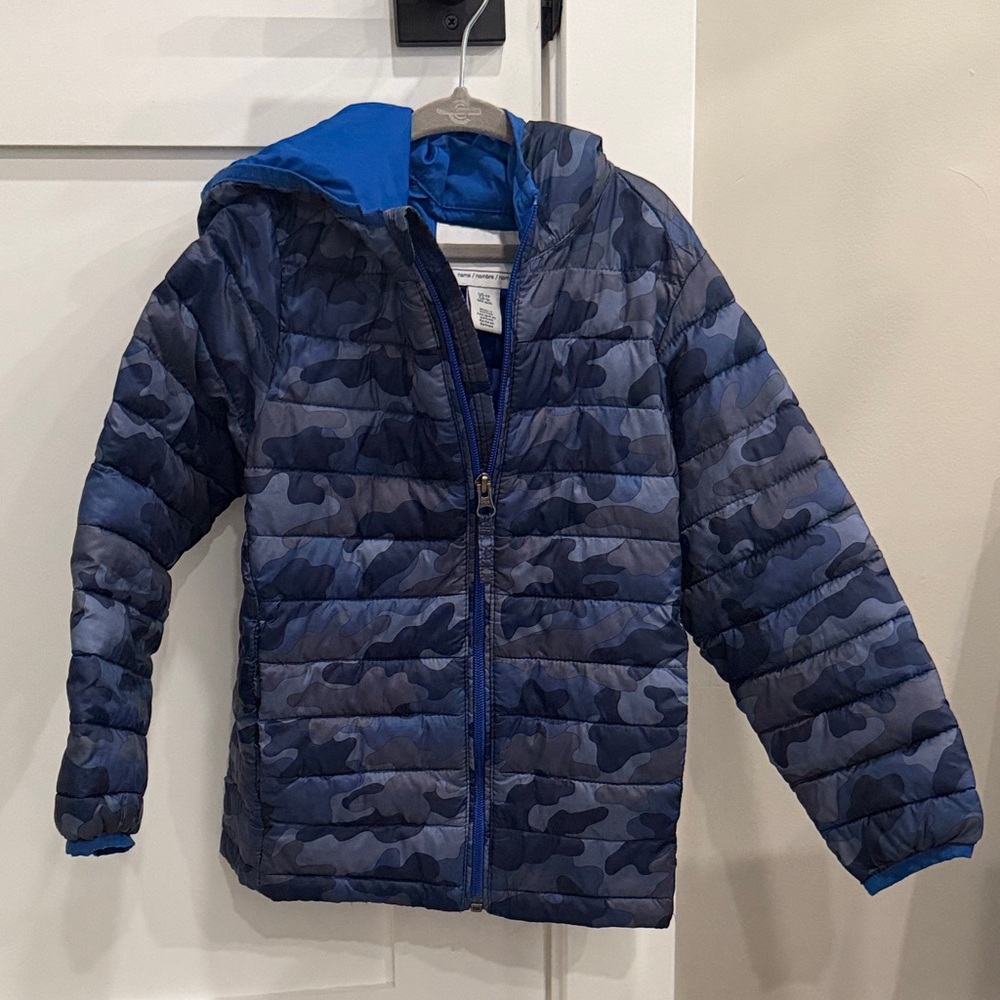 Amazon Essentials Kids Camo Puffer Jacket - Blue and Gray